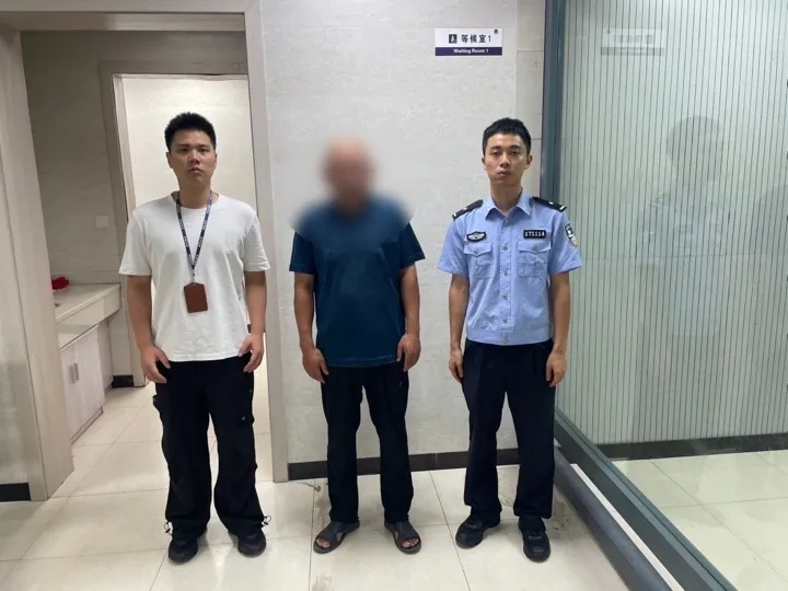 报到首日，“00后”新警就收到一面锦旗……