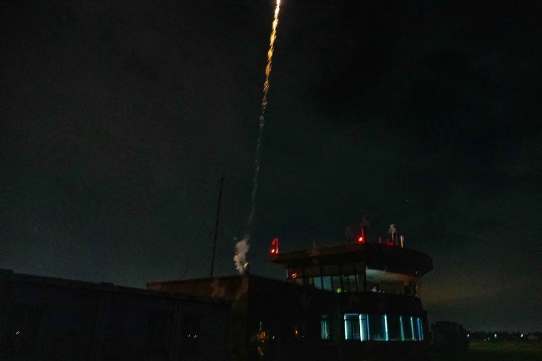 战鹰列阵，夜空亮剑