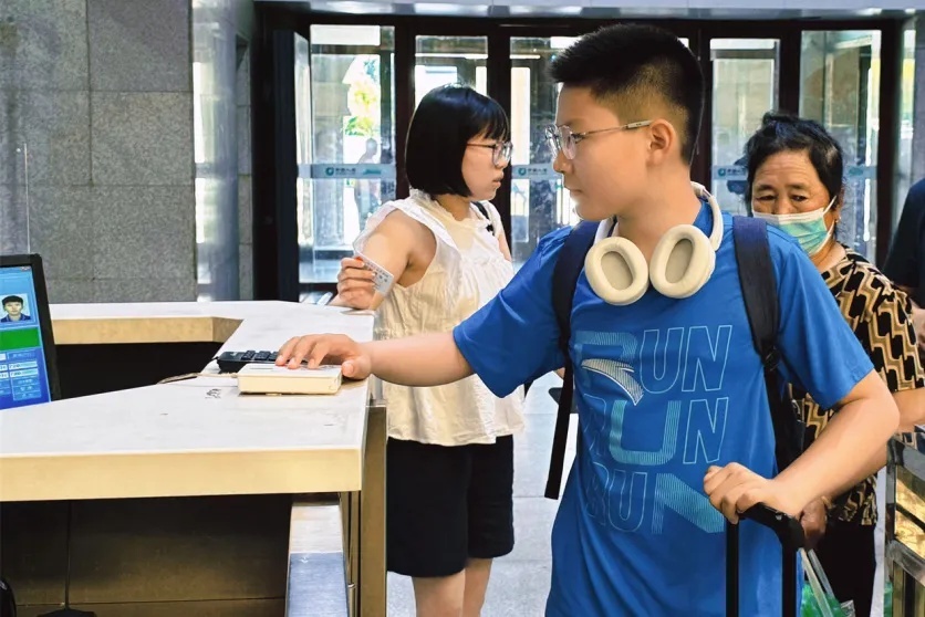 暑期过半！孩子坐火车，怎么买票？