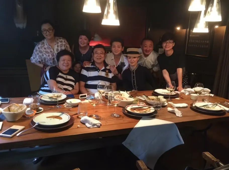 昔日上海著名女主持人！吉雪萍突传新消息，直播中披露近况，超30万人涌入