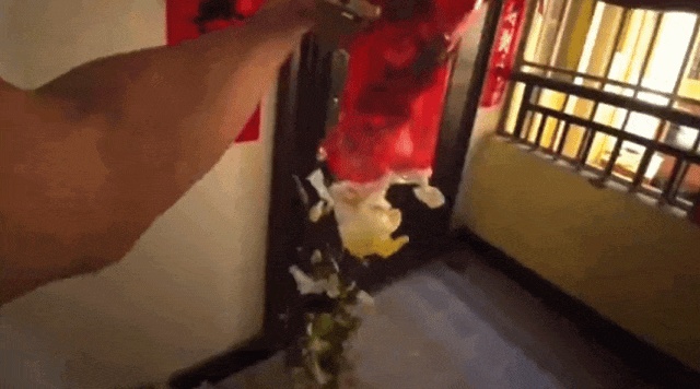 外卖员因差评怒砸餐食，在顾客门前倒垃圾泄愤？真相曝光