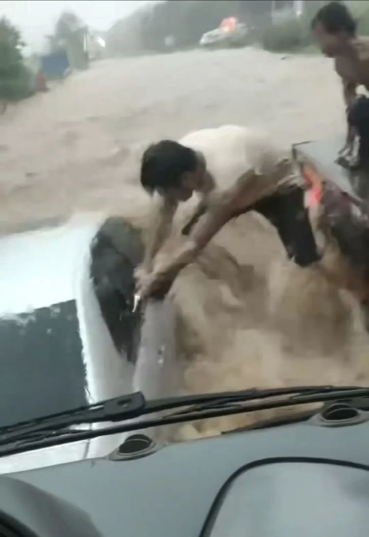 小车被洪水淹没,车内3人被困!危急时刻,他们出手了 小车被洪水淹没,车内3人被困!危急时刻,他们出手了