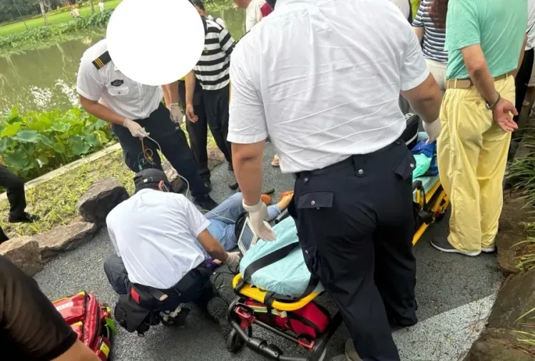 “上海模子”！81岁爷叔一个举动火遍全网！他已经不是第一次做这事了