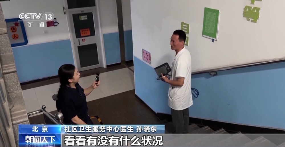 冒雨抢运物资 记者探访北京门头沟最大安置点