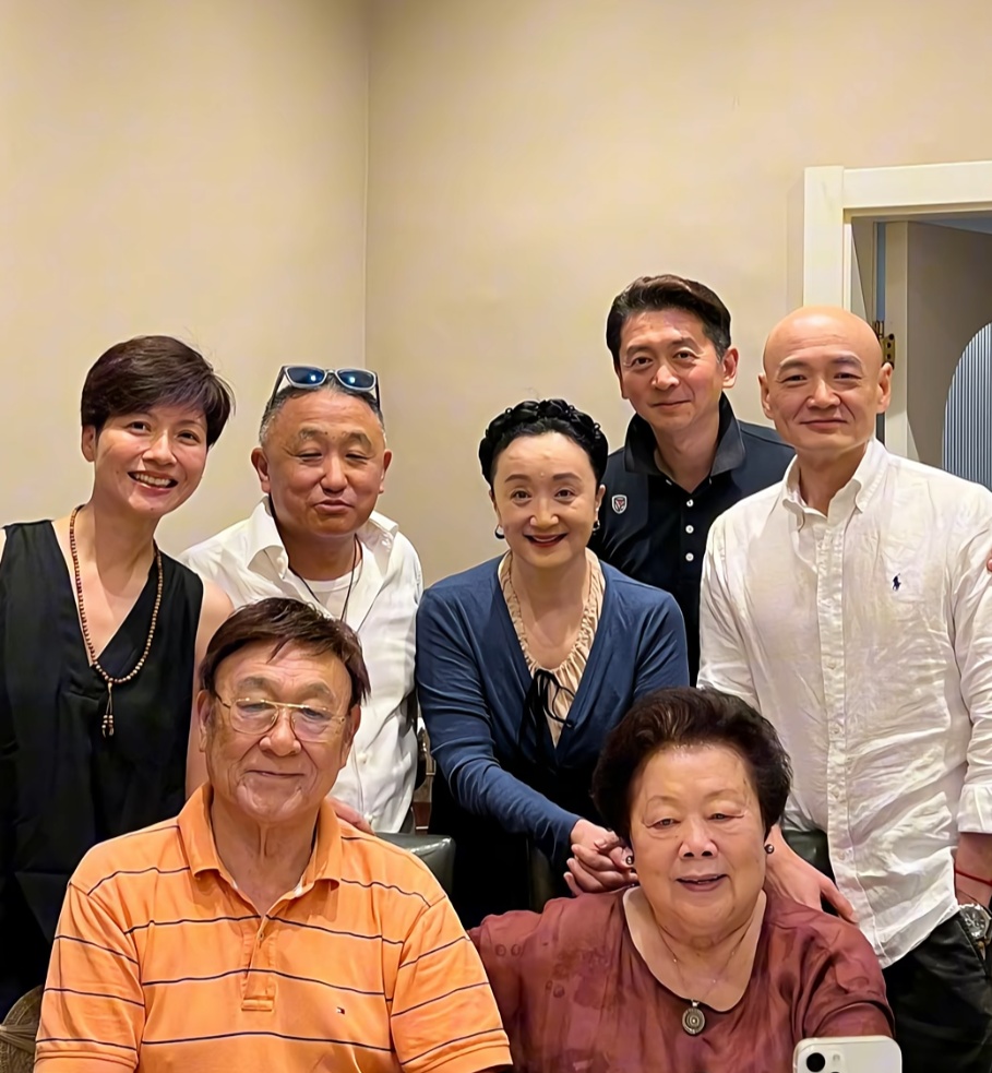 昔日知名上海主持人突传消息！超30万人涌入直播，大批网友都激动了：爷青回！