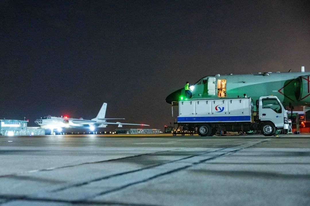 战鹰列阵，夜空亮剑