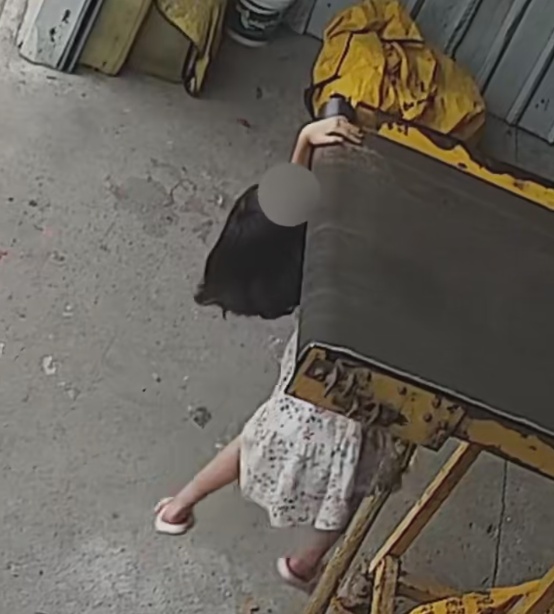 看着都疼！女孩快递站内玩耍，手臂突然被传送带“咬”住