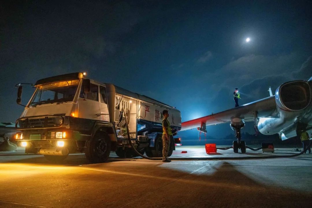 战鹰列阵，夜空亮剑