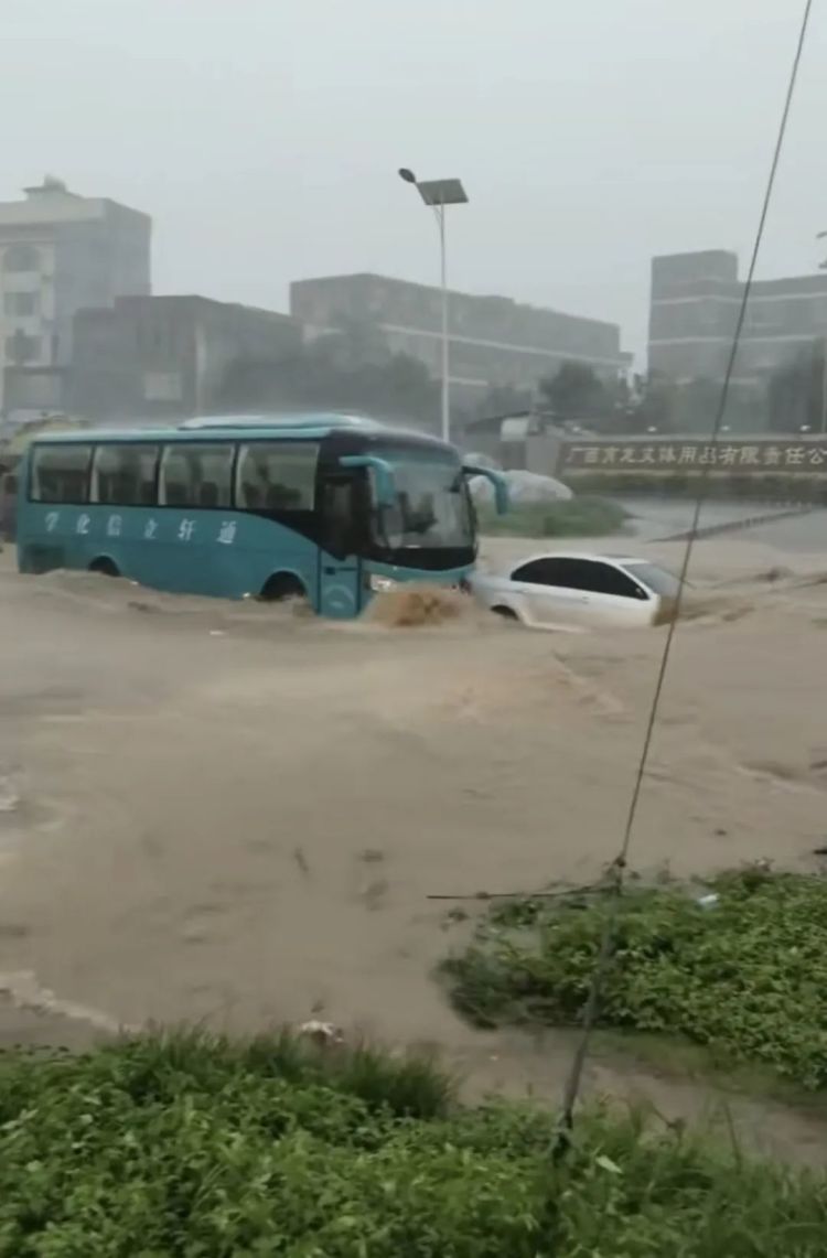小车被洪水淹没,车内3人被困!危急时刻,他们出手了 小车被洪水淹没,车内3人被困!危急时刻,他们出手了