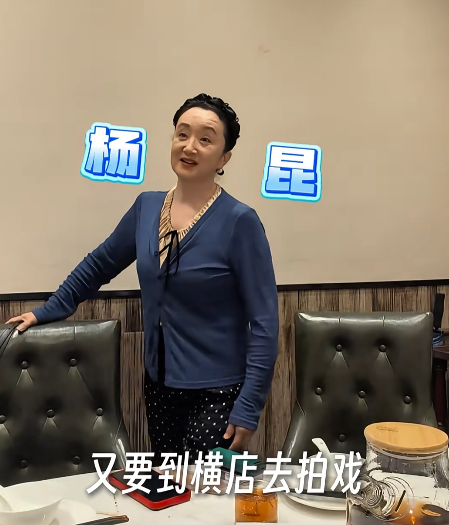 昔日知名上海主持人突传消息！超30万人涌入直播，大批网友都激动了：爷青回！