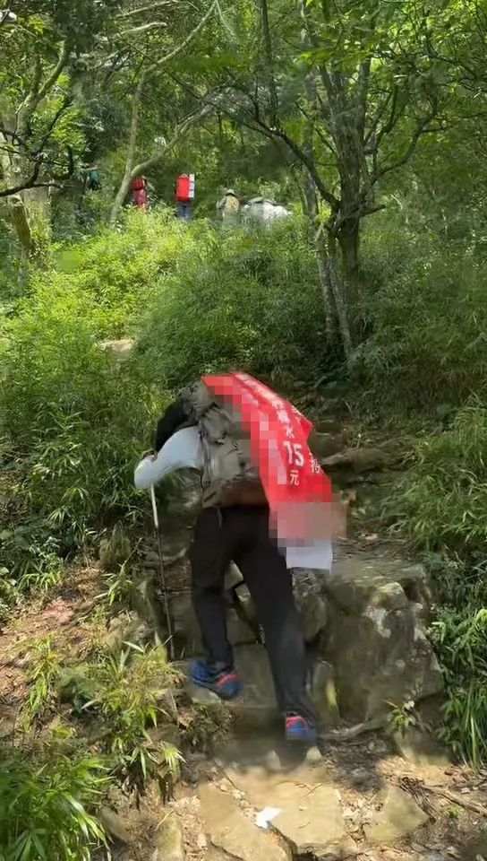 湖南一男子背40公斤蜜雪冰城上武功山售卖，当事人：不是抱着赚钱目的去的，每杯15元