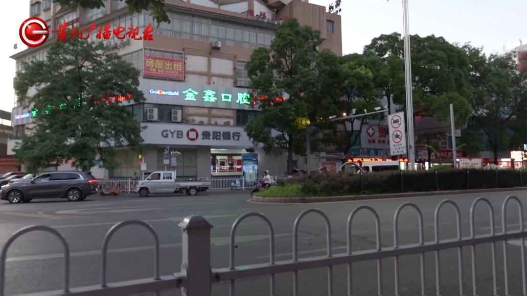 贵阳男子在路边被溅一身水，开车就去追，对方：我要告他敲诈