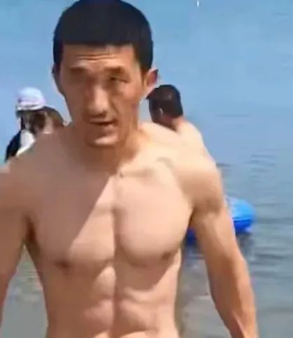 冲进海里救人的“腹肌哥”找到了