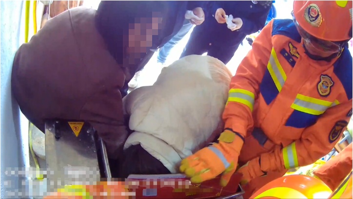 看着都疼！女孩快递站内玩耍，手臂突然被传送带“咬”住