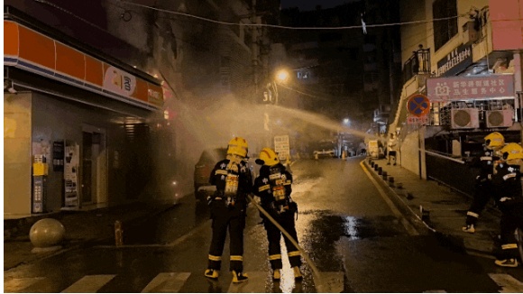 深夜他狂按喇叭“吵”醒居民 却获全楼点赞 深夜他狂按喇叭“吵”醒居民 却获全楼点赞