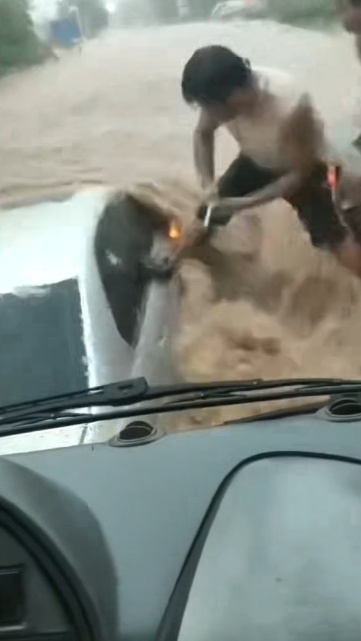 “不只我一个人救！”白色小车被困洪水中，男子脚垮激流抡锤砸窗救出3人