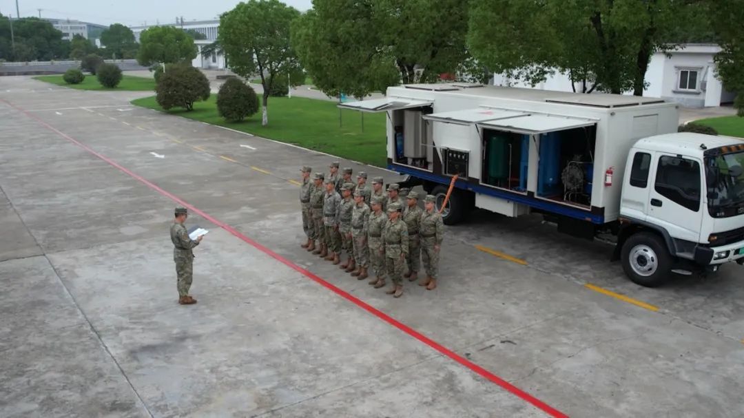 战鹰列阵，夜空亮剑