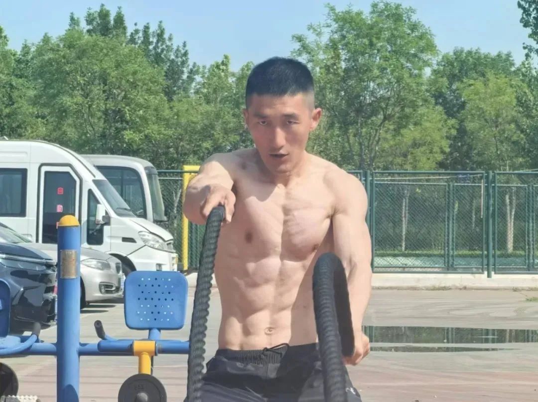 冲进海里救人的“腹肌哥”找到了