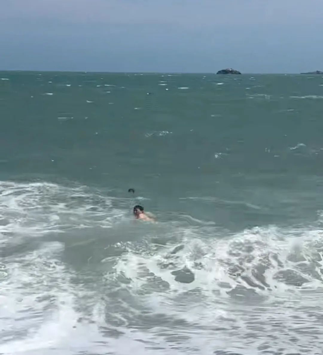 江西小伙顶着凶险海浪勇救8岁落海男童：数次被海浪拍翻最后没了力气，离死亡最近一次