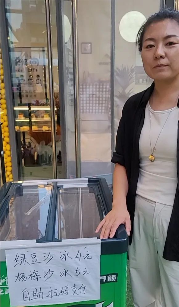 扫码自取、现金自付，这个小摊两年多没人看管