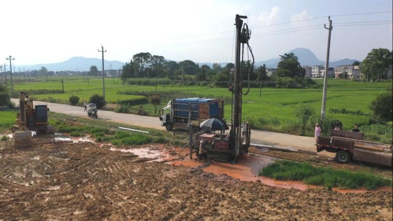 江西武宁县局地出现旱情 当地增加设备掘井抗旱