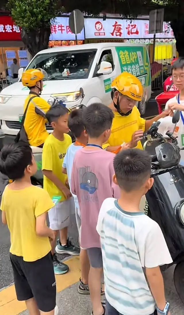 深圳叫停跑楼小孩送外卖：街道已约谈相关平台，此前有小孩代送外卖2元1单