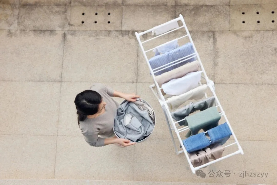 16楼惊魂！杭州一宝妈晾衣时掉落，摔在汽车上！提醒：家中这个“致命缺口”及时补