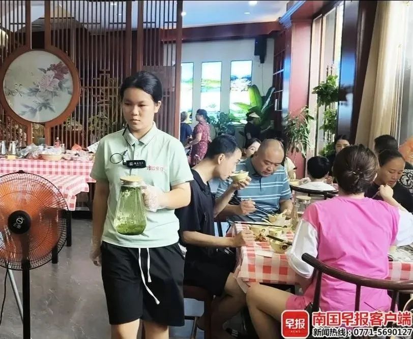 “你的经历鼓励了很多人，也鼓励了你自己！”余华给广西“守摊女孩”陆思凤送亲笔寄语