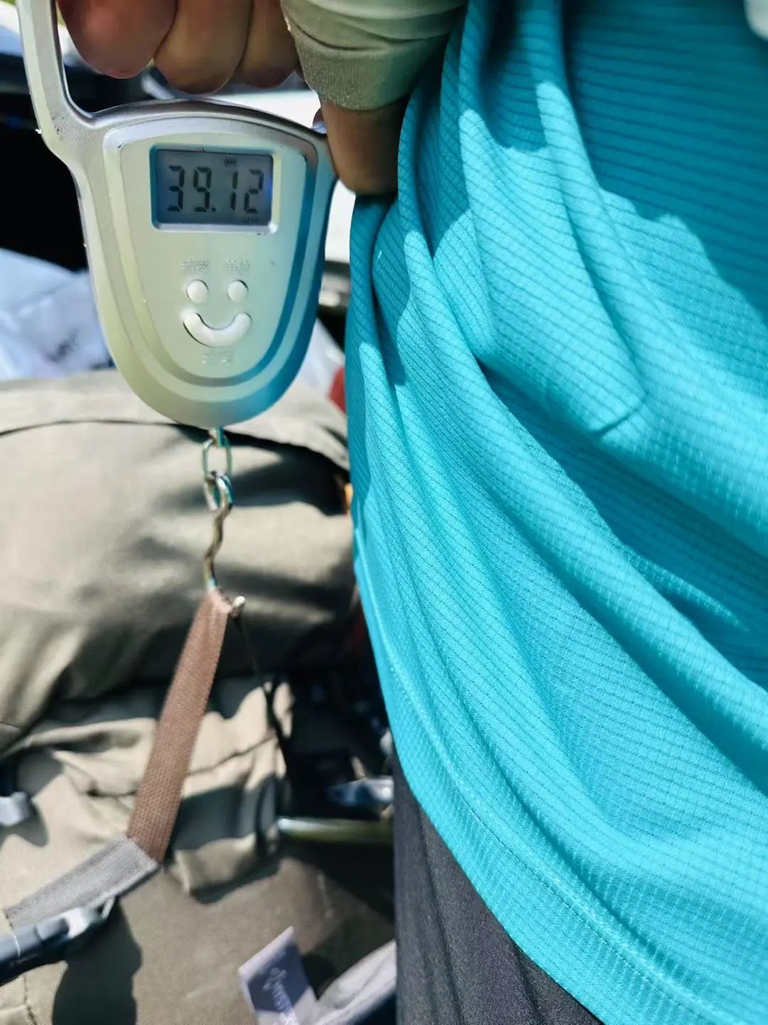 湖南一男子背40公斤蜜雪冰城上武功山售卖，当事人：不是抱着赚钱目的去的，每杯15元