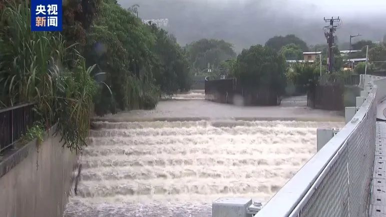 香港、澳门发布黑雨警告，紧急停课