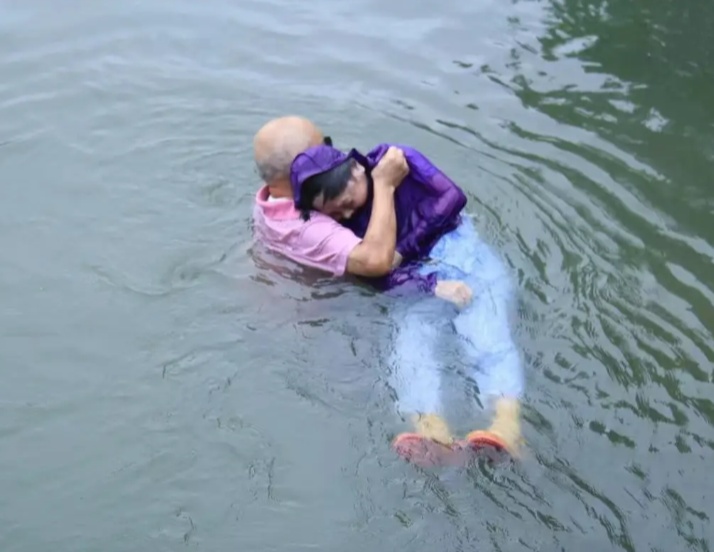 “上海模子”！81岁爷叔一个举动火遍全网！他已经不是第一次做这事了