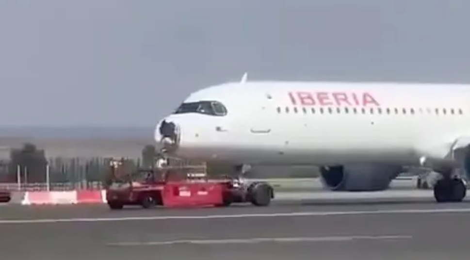 惊魂时刻！西班牙一航司全新客机起飞不久“机鼻被秃鹫撞碎”，182名乘客脱险