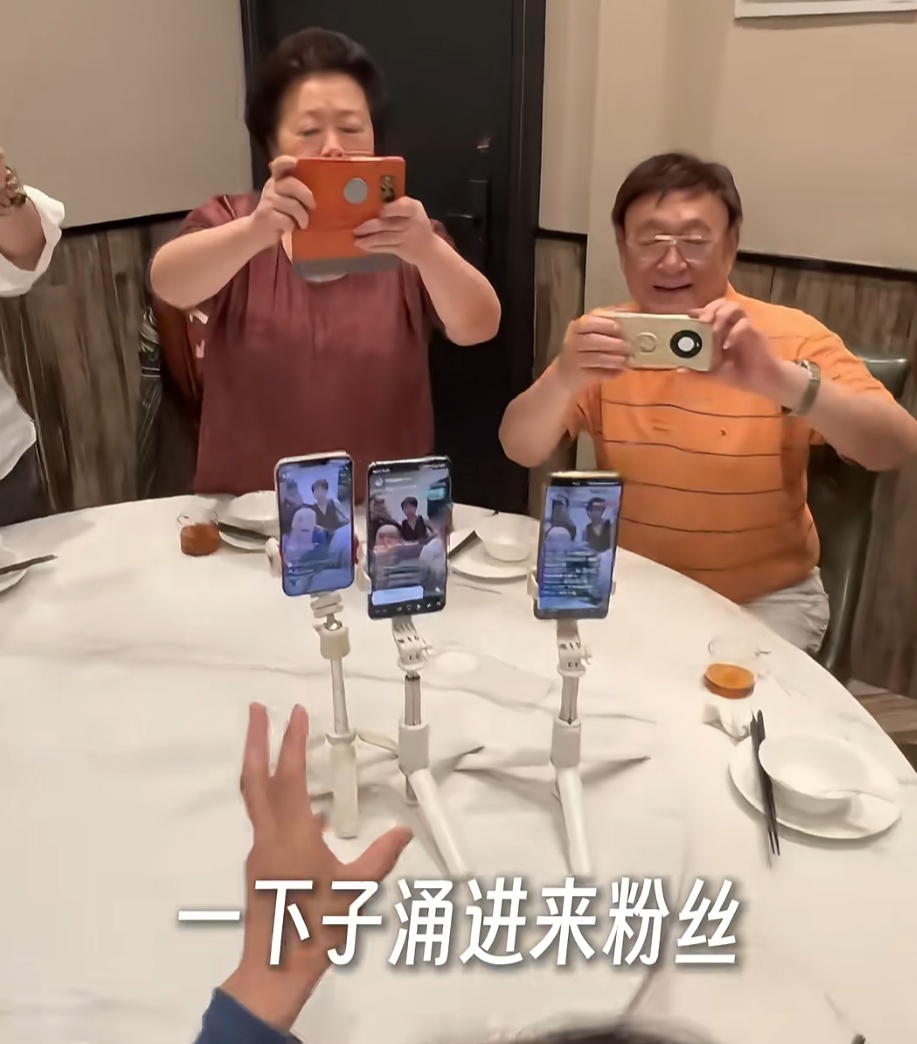 昔日知名上海主持人突传消息！超30万人涌入直播，大批网友都激动了：爷青回！