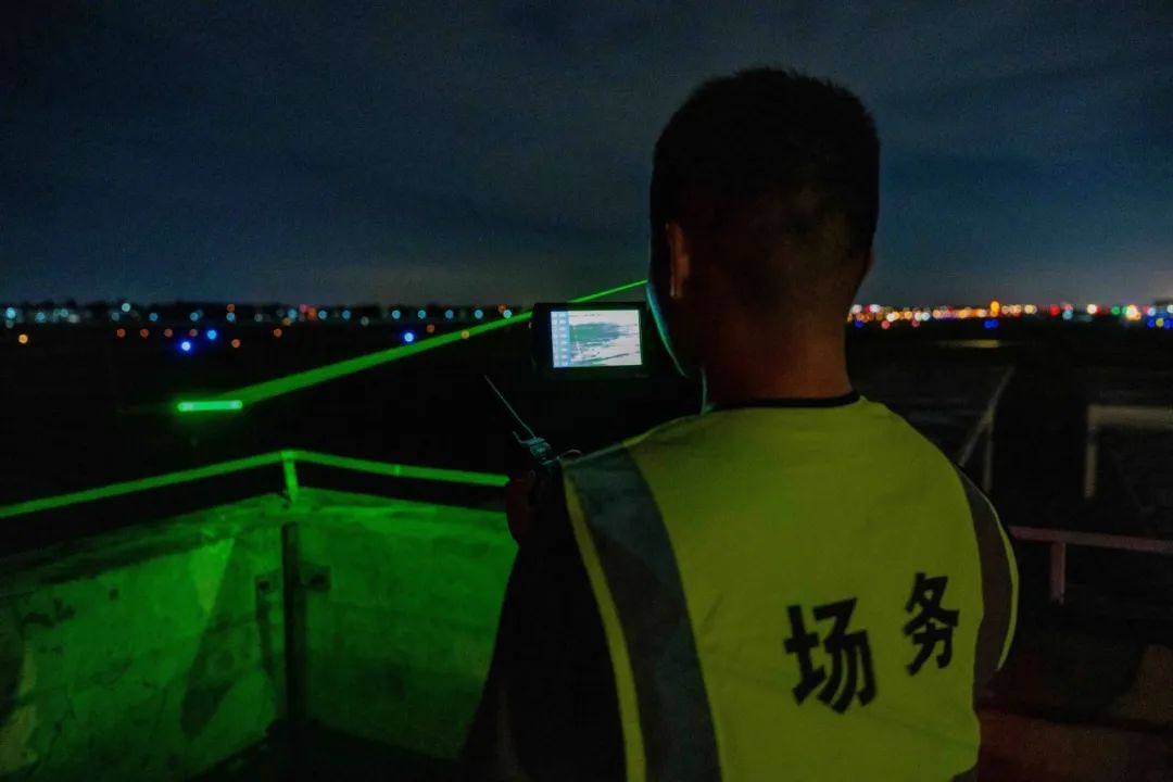 战鹰列阵，夜空亮剑