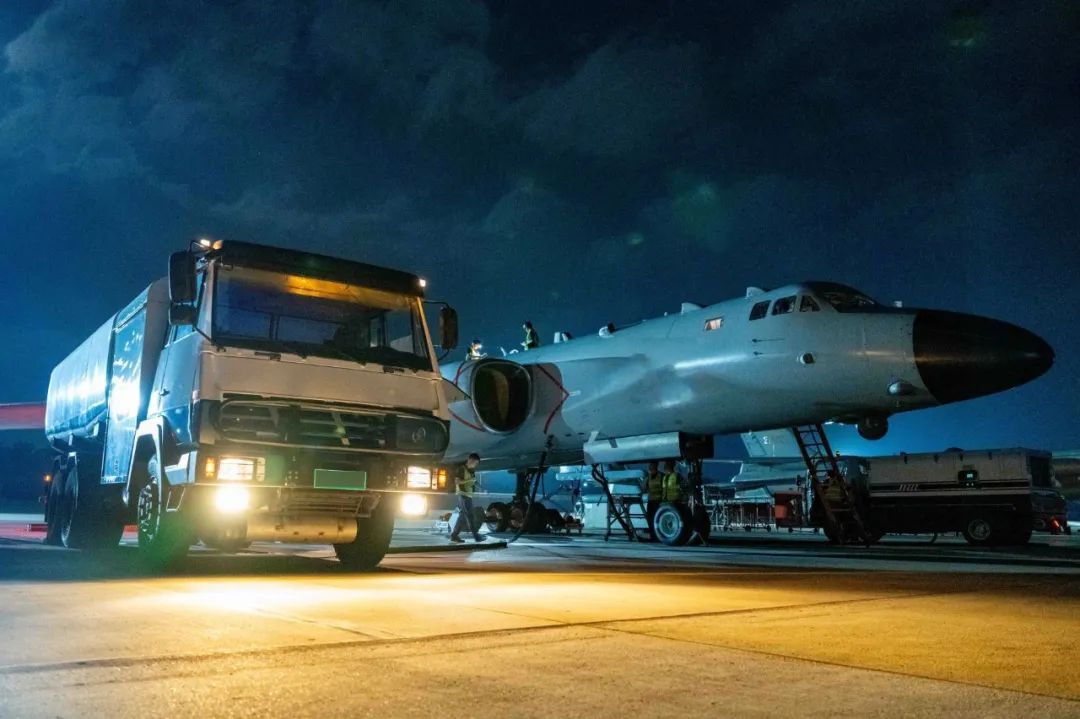 战鹰列阵，夜空亮剑