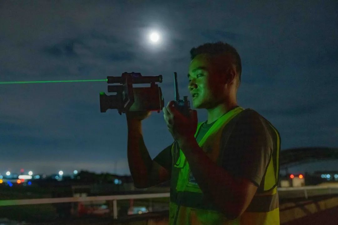 战鹰列阵，夜空亮剑