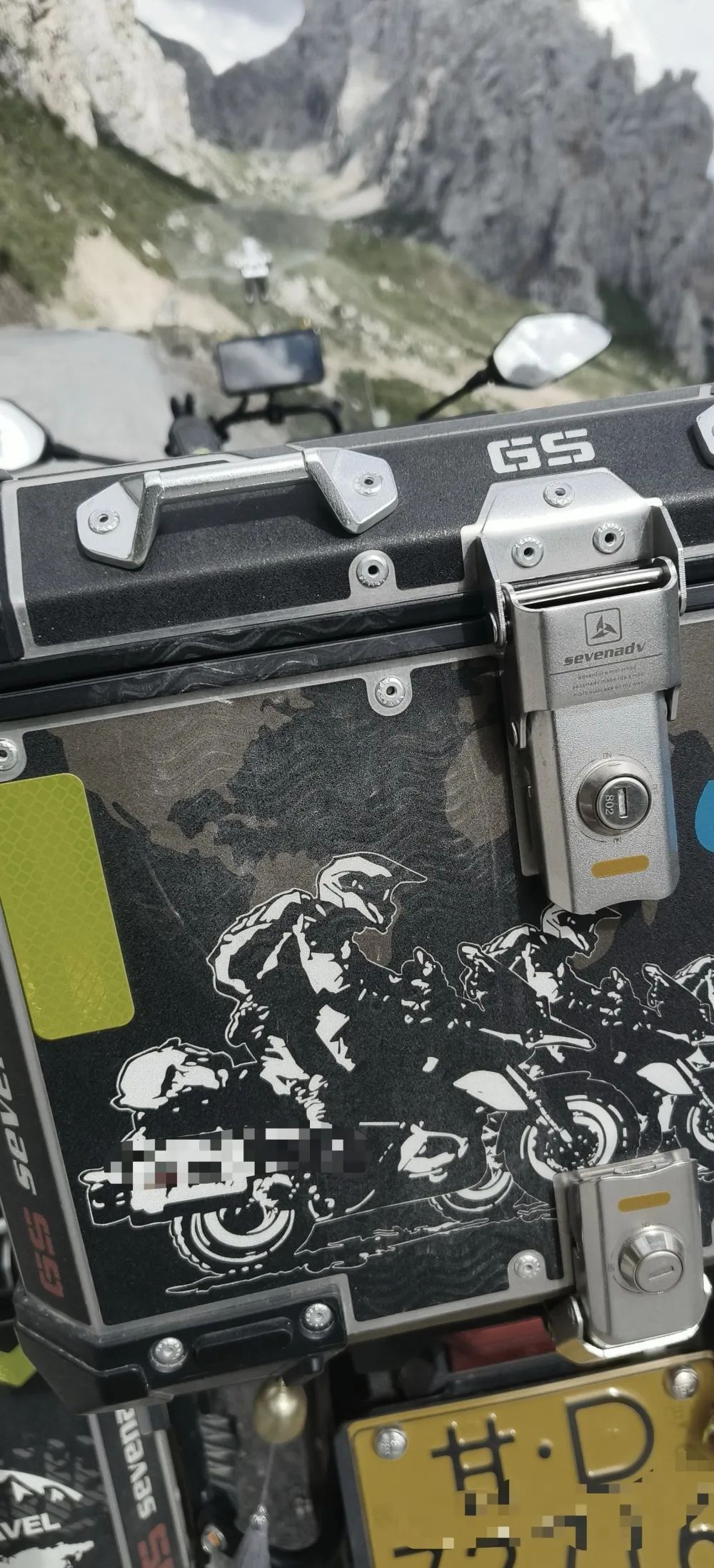 “旁边就是悬崖”!警方通报“奔驰车超车逼停摩托” “旁边就是悬崖”!警方通报“奔驰车超车逼停摩托”