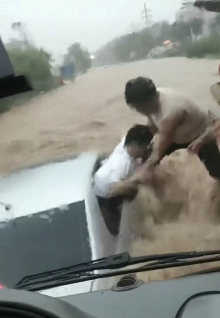 小车被洪水淹没,车内3人被困!危急时刻,他们出手了 小车被洪水淹没,车内3人被困!危急时刻,他们出手了