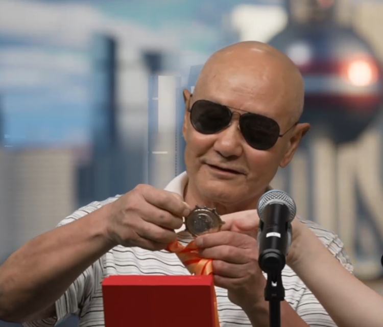 “上海模子”！81岁爷叔一个举动火遍全网！他已经不是第一次做这事了