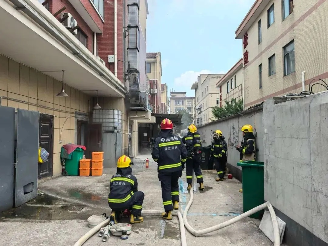 您的外卖员正在灭火中……嘉兴一饭店着火，他挺身而出！网友：必须五星好评！