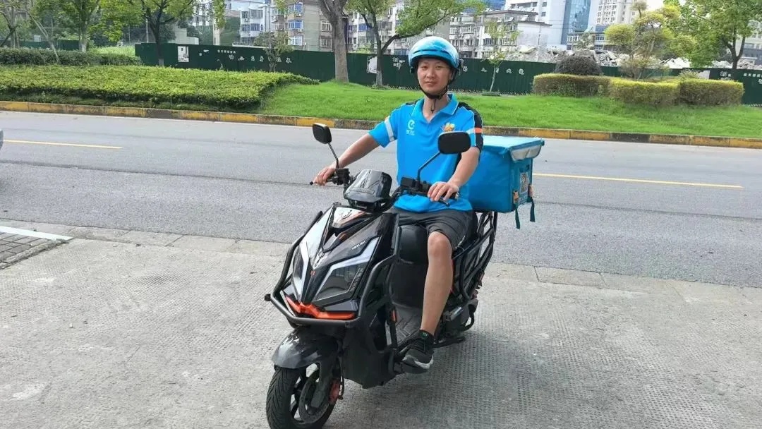 您的外卖员正在灭火中……嘉兴一饭店着火，他挺身而出！网友：必须五星好评！