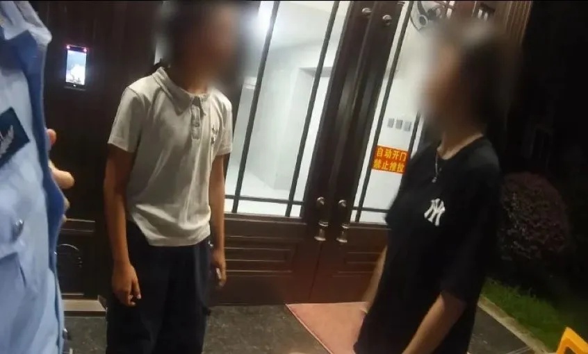 13岁妹妹打110"举报"姐姐！网友：是真姐妹