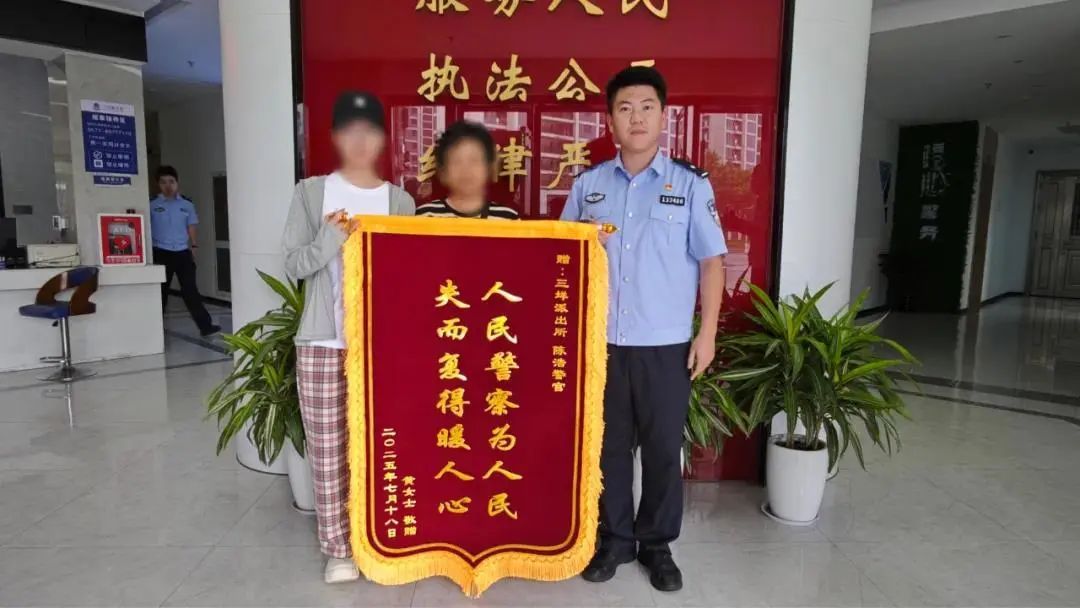 妹妹打110“举报”姐姐，却获全网点赞？网友：这是真姐妹！