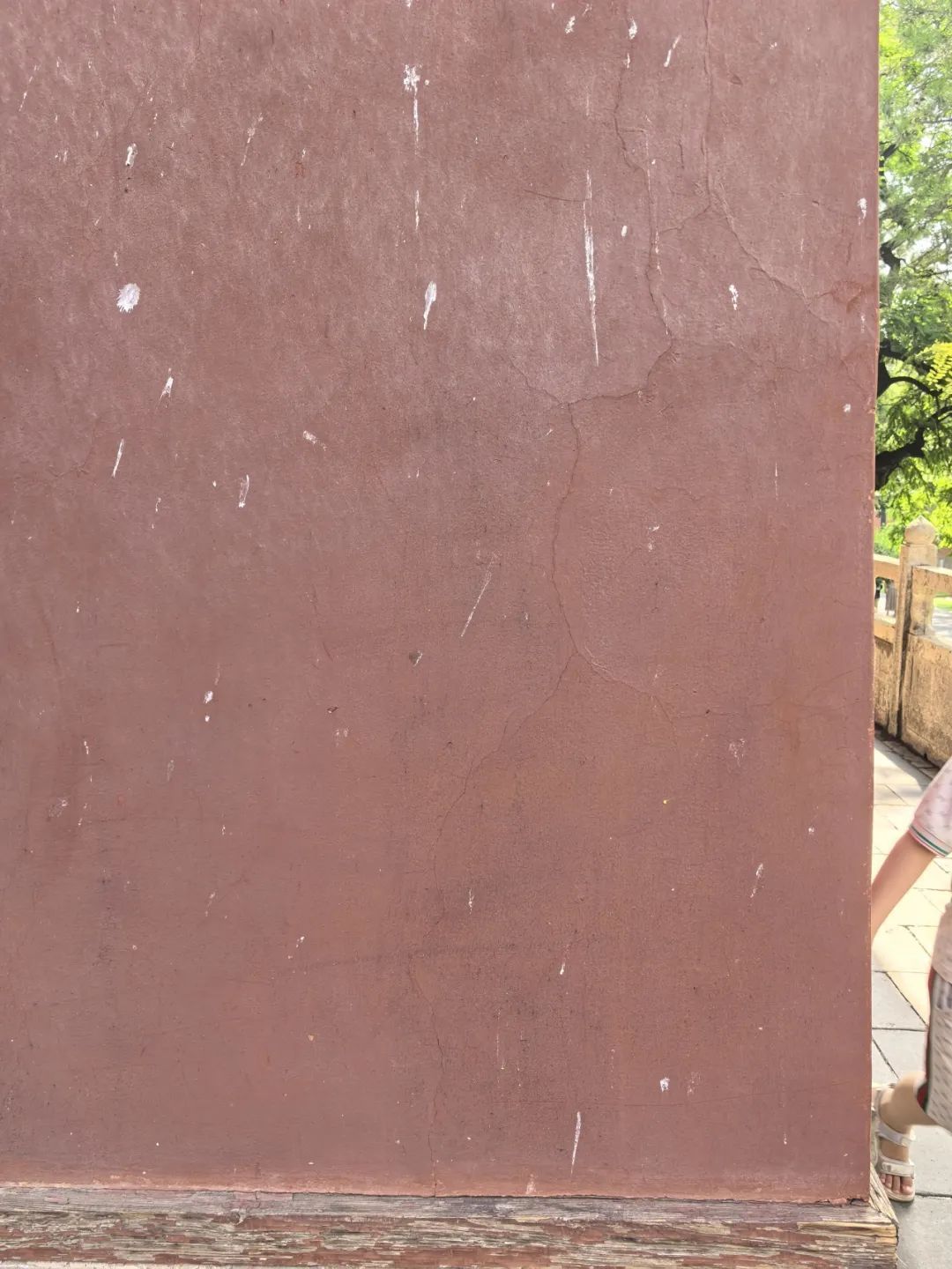 大同华严寺殿墙遭游客刻字？官方回应：系浮尘被擦拭后留印