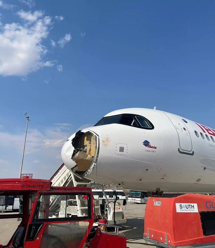 惊魂时刻！西班牙一航司全新客机起飞不久“机鼻被秃鹫撞碎”，182名乘客脱险