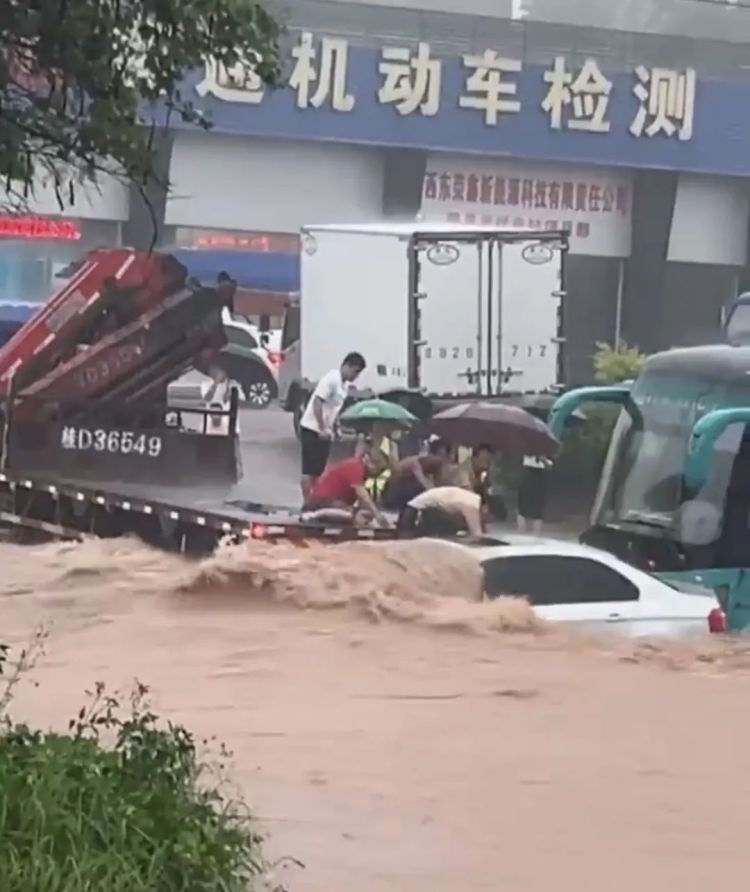 小车被洪水淹没,车内3人被困!危急时刻,他们出手了 小车被洪水淹没,车内3人被困!危急时刻,他们出手了