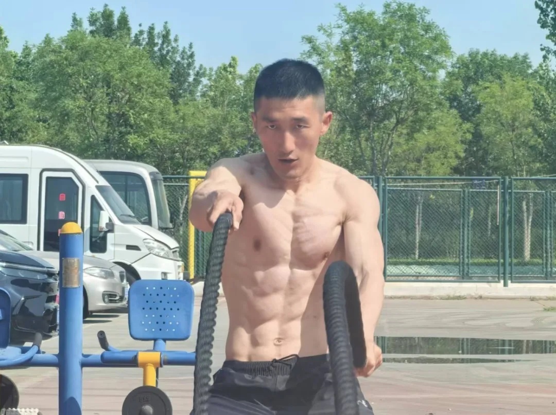 大连“腹肌哥”，找到啦！