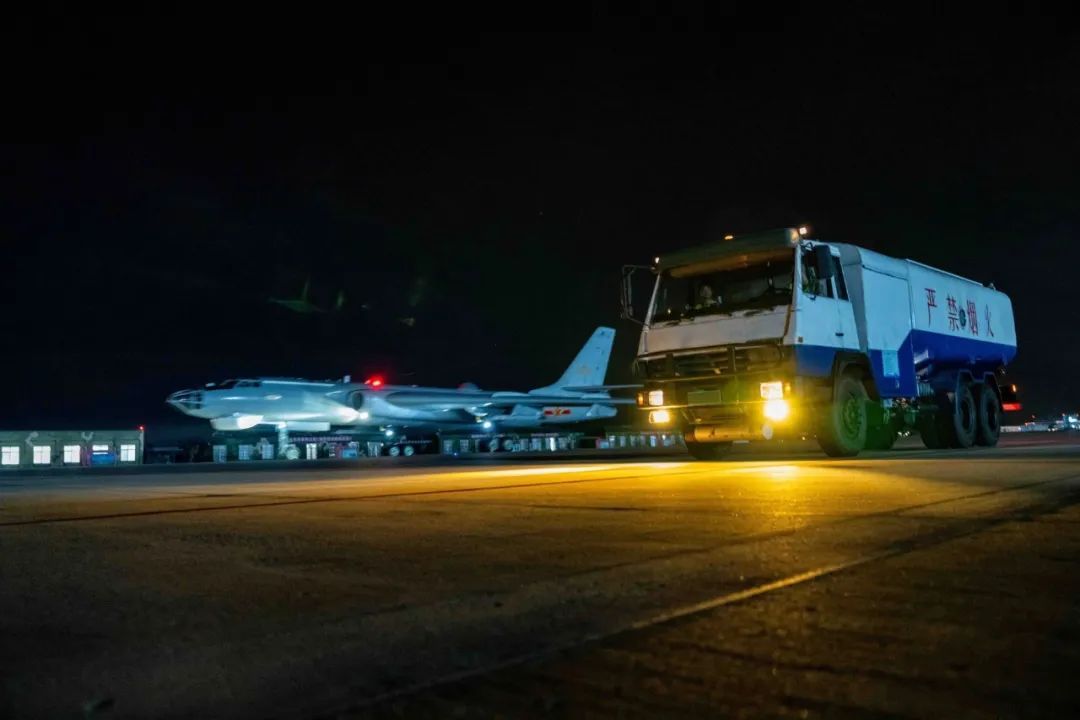 战鹰列阵，夜空亮剑