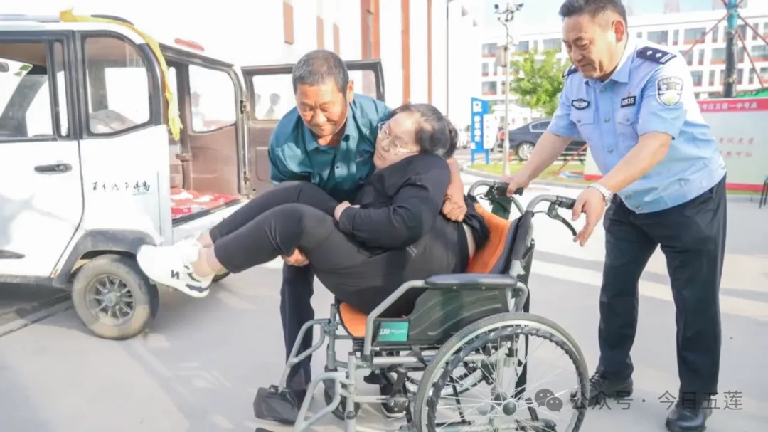 看哭了！何炎格，考上大学了！