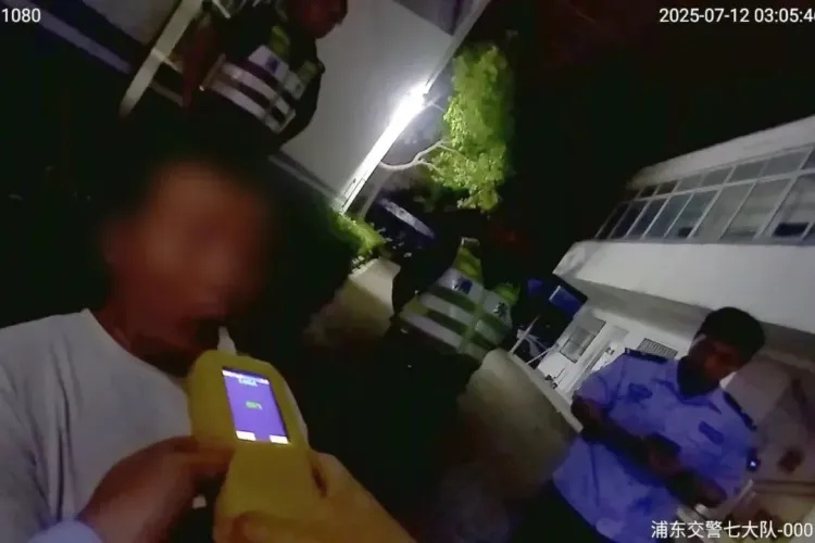 男子豪饮后开车去派出所当“吃瓜”群众,把自己“看”进去了 男子豪饮后开车去派出所当“吃瓜”群众,把自己“看”进去了